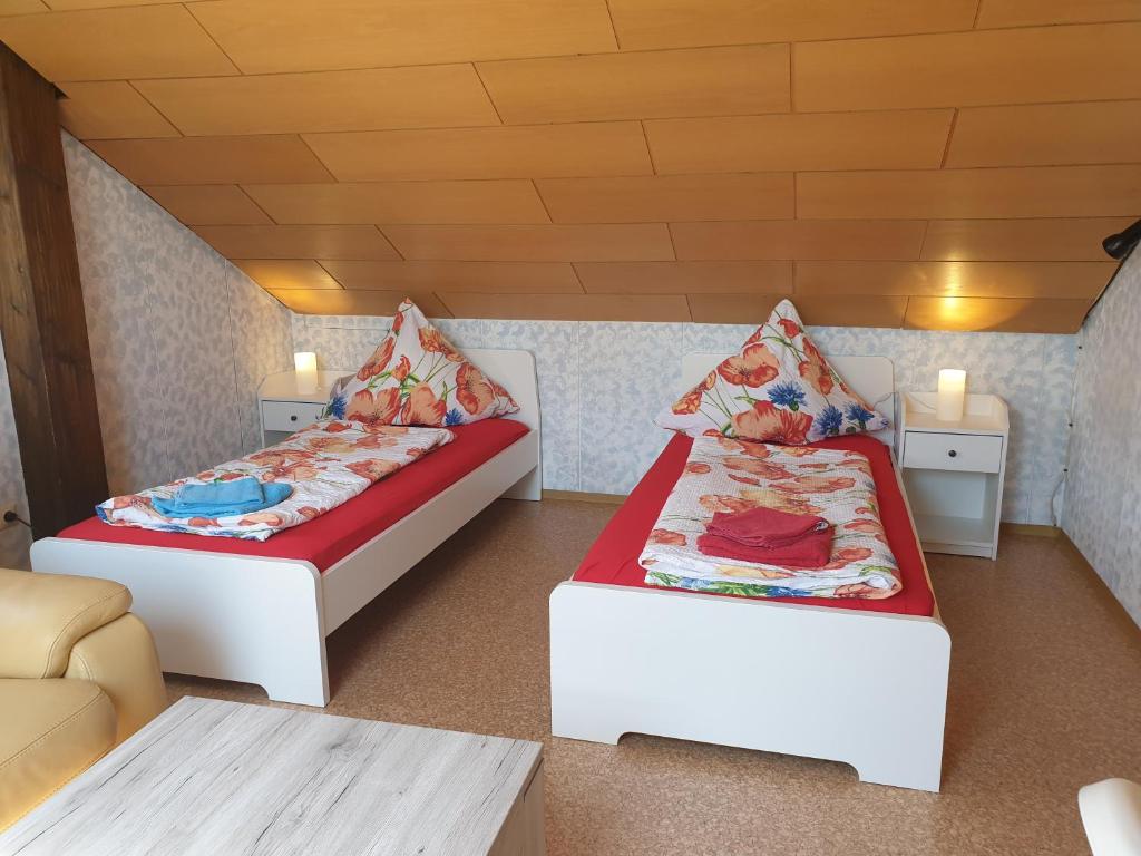 Krevet ili kreveti u jedinici u okviru objekta Sonnige ruhige Dachzimmer inkl WIFI plus Kaffee mit WG Dusche und neuer Küche