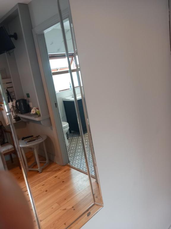 TV a/nebo společenská místnost v ubytování Baywatch Inn