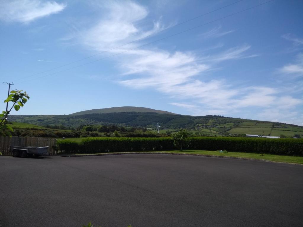 - une vue sur la montagne depuis une allée dans l'établissement luxury, à Ballyvoy