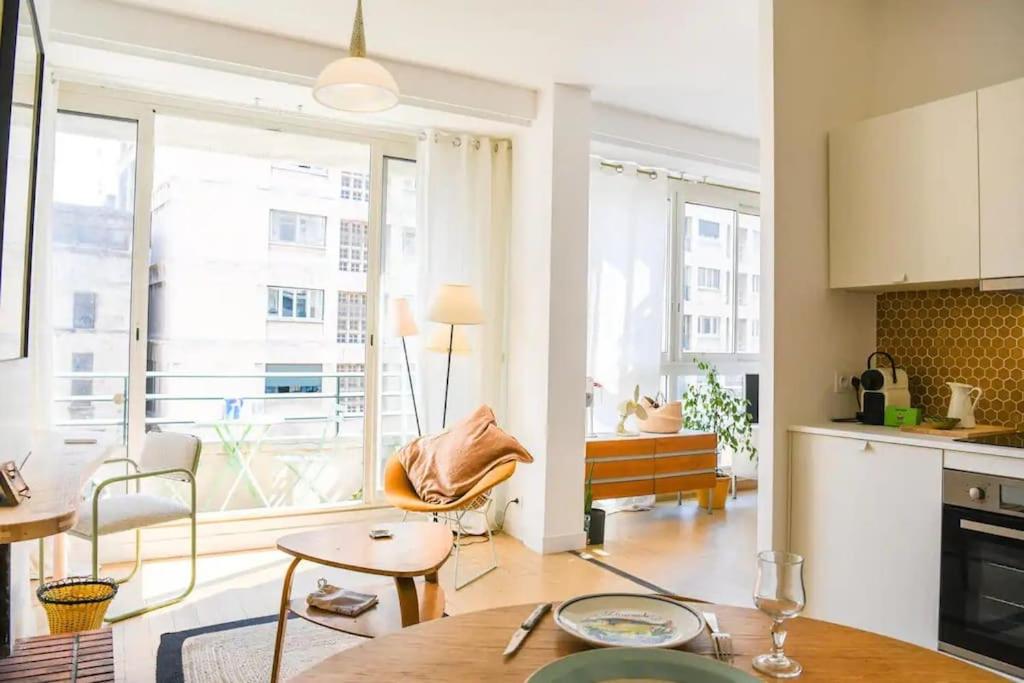 cocina y sala de estar con mesa y habitación en Le Gabian, en Marsella