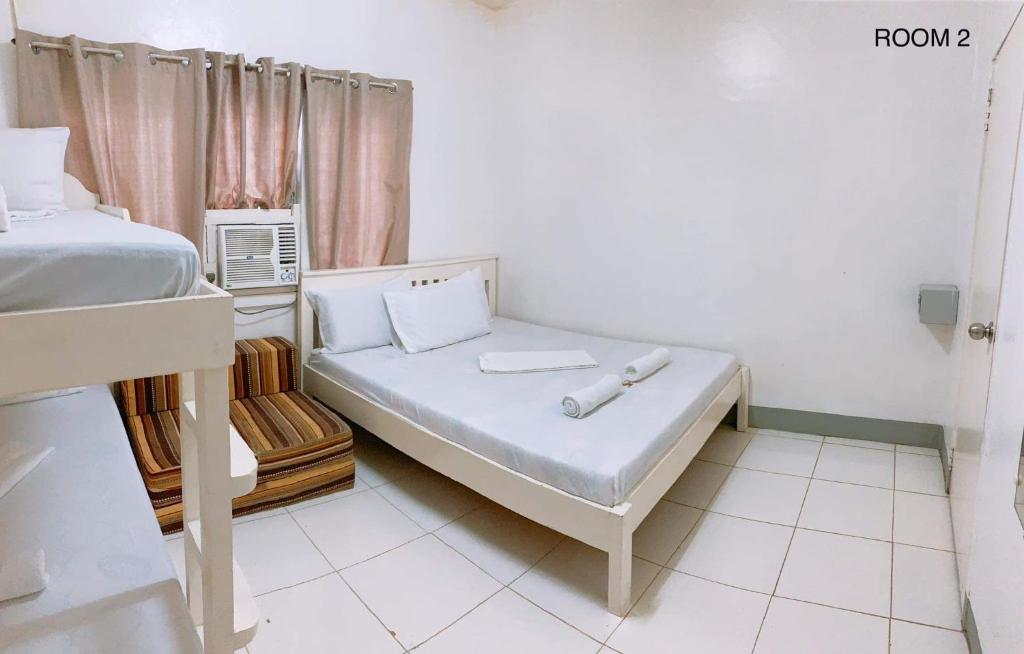 Postel nebo postele na pokoji v ubytování Luna Oslob Travellers Inn