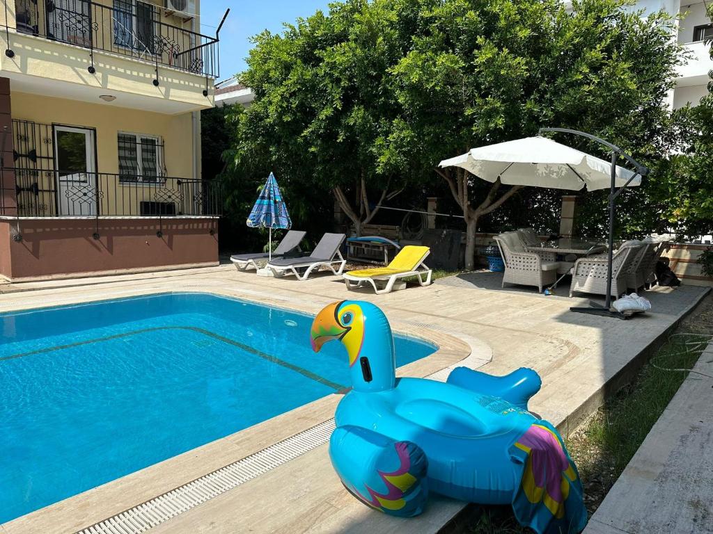 ein blaues Gummiducky-Spielzeug neben einem Pool in der Unterkunft Villa Marla in Side