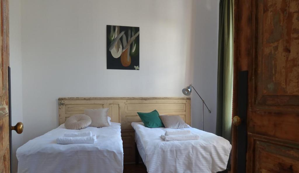 duas camas sentadas uma ao lado da outra num quarto em Wonderer House in Batumi's Old City em Batumi