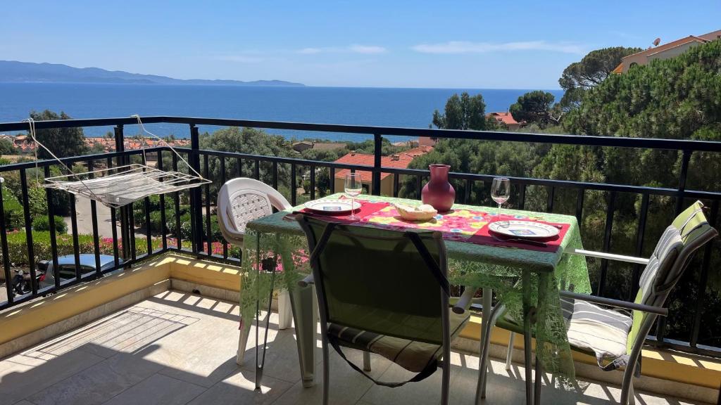 - une table sur un balcon avec vue sur l'océan dans l'établissement Un Havre de Paix aux Sanguinaires, à Ajaccio
