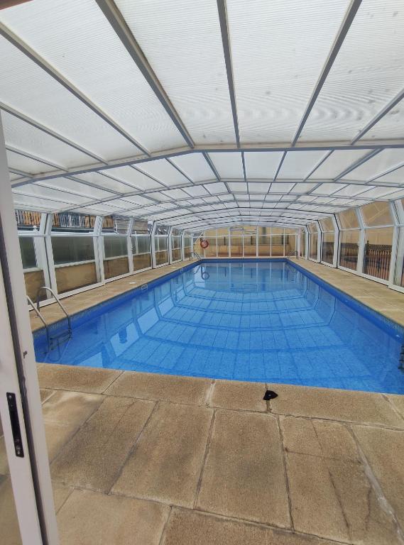 a large swimming pool with a ceiling at Apartamento Tamarisco in Foz