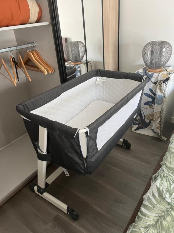 uma cama num quarto com uma estrutura de cama em Appartement Nanterre em Nanterre