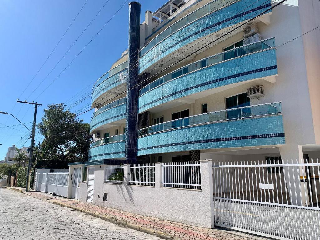 ein Gebäude mit blauen Balkonen auf der Seite in der Unterkunft Residencial Açores in Bombinhas