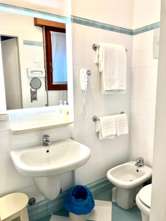A bathroom at Hotel Alemagna Bed&Breakfast Bibione Lido del Sole