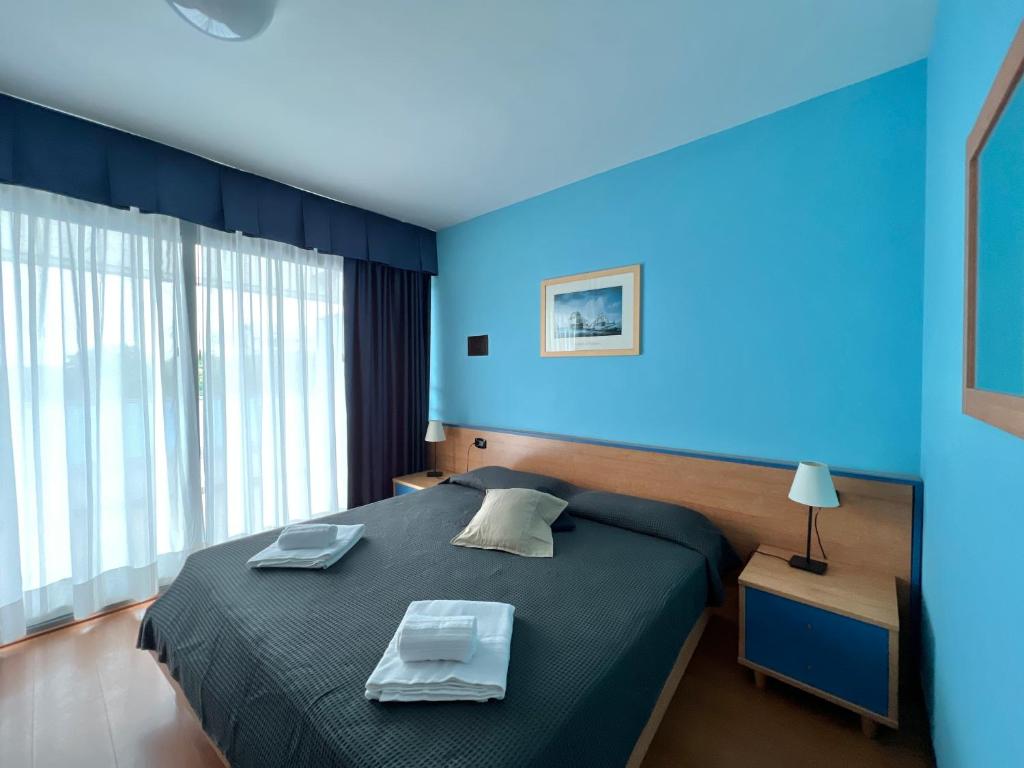 A bed or beds in a room at Hotel Alemagna Bed&Breakfast Bibione Lido del Sole