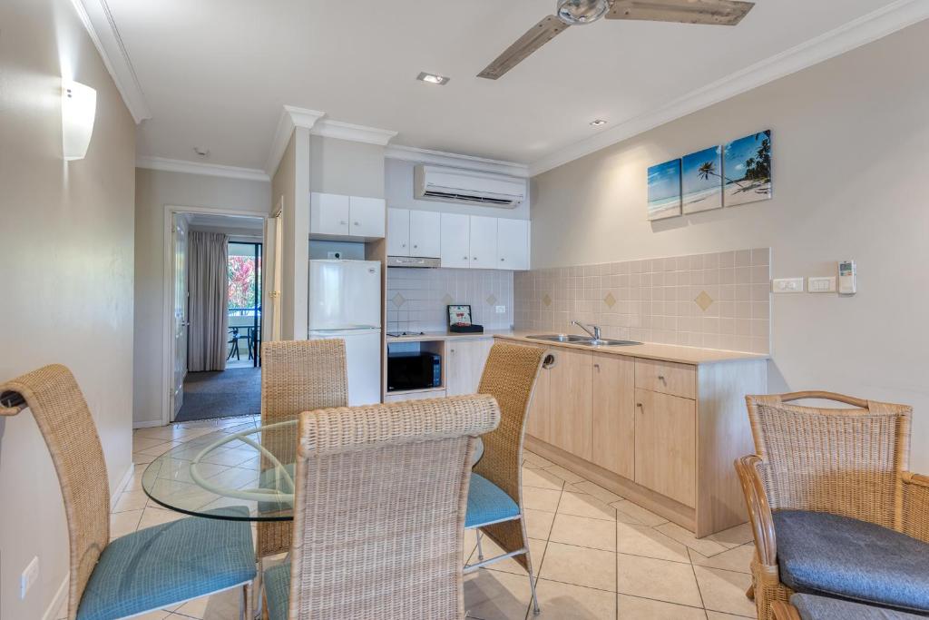 Kuchyň nebo kuchyňský kout v ubytování Magnificent 2 bed unit in heart of Port Douglas