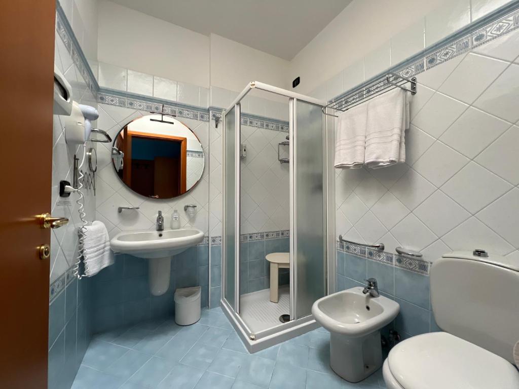 A bathroom at Hotel Alemagna Bed&Breakfast Bibione Lido del Sole