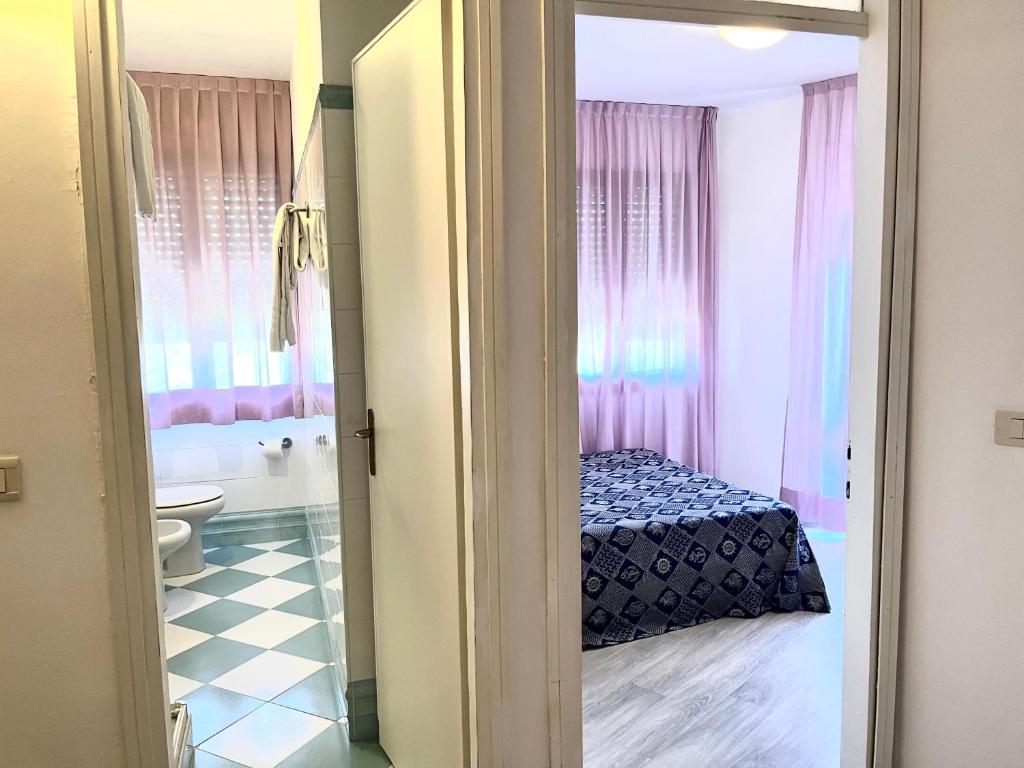 A bed or beds in a room at Hotel Alemagna Bed&Breakfast Bibione Lido del Sole