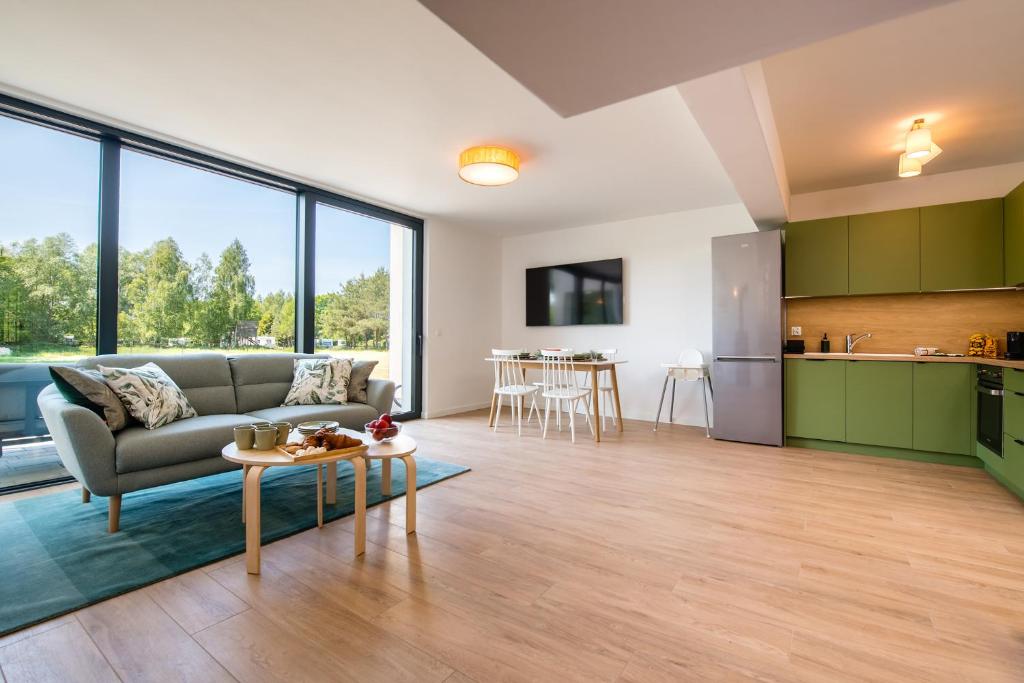 un soggiorno con un divano e un tavolo di Ostoja Lubiatowo a Lubiatowo