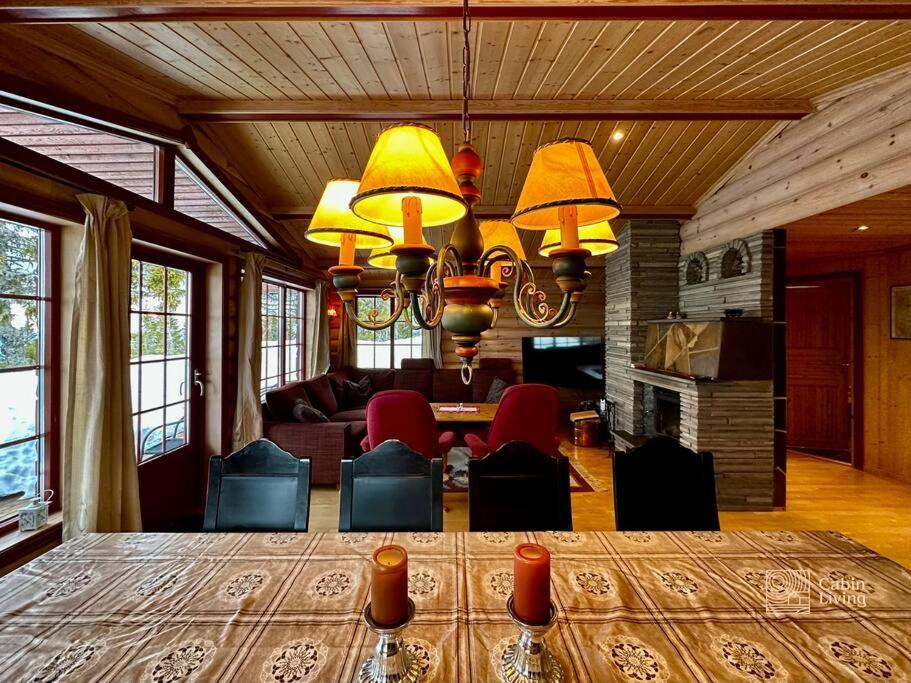 RingsakerLarge cabin with Sjusjøens best view, sauna and ski in out的客厅配有大型木桌和椅子