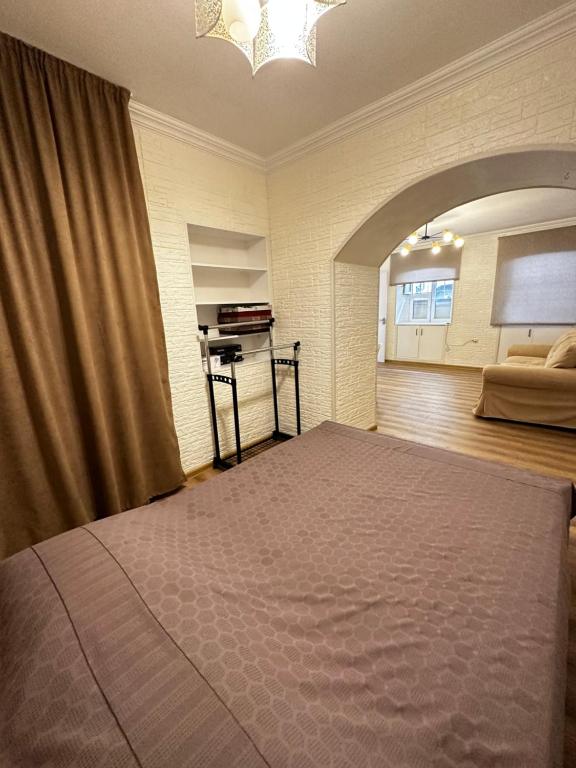 um quarto com uma cama grande num quarto em Cozy apartment em Tbilisi