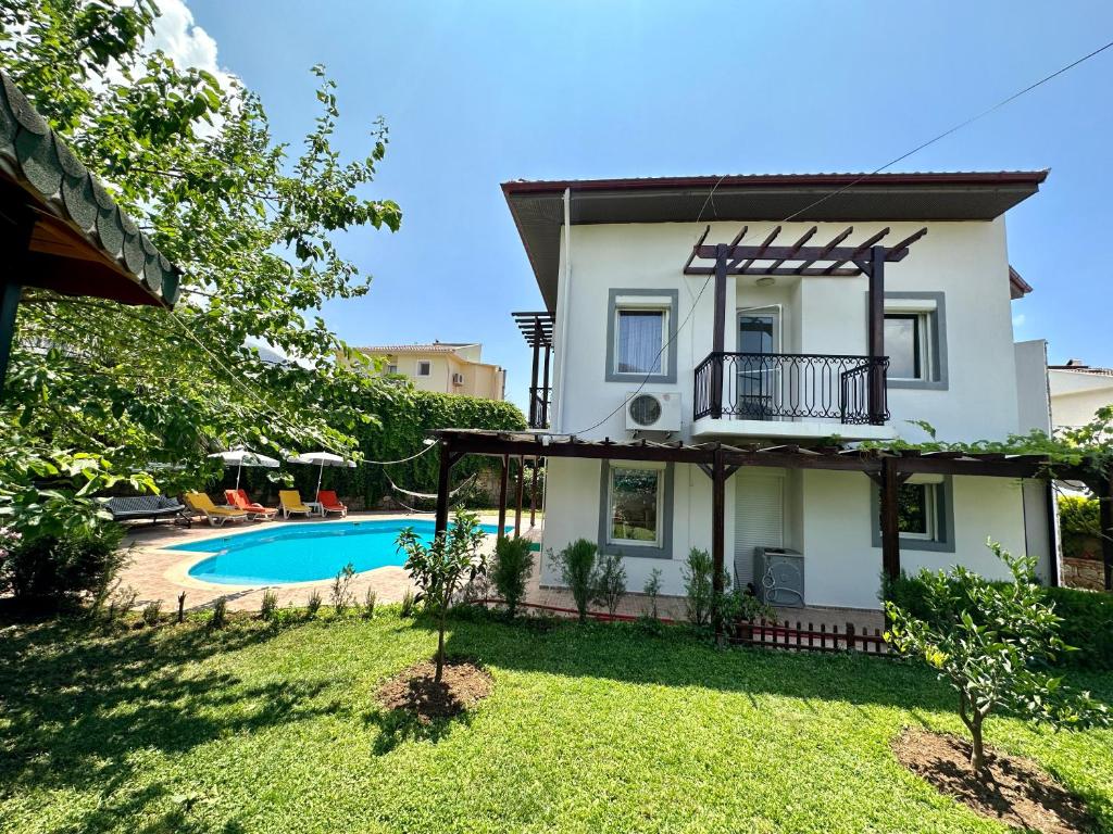 A villa with sun, nature and swimming pool