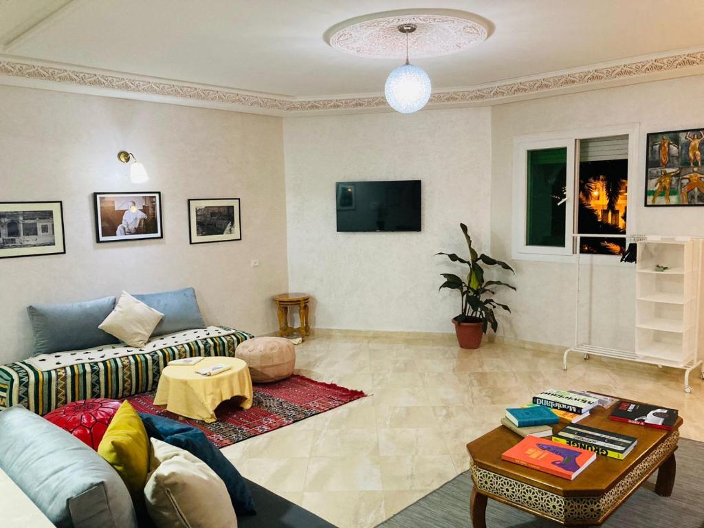 sala de estar con sofá y mesa en Superb apartment in the heart of Tangier, en Tánger