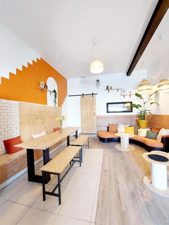 Posezení v ubytování COAST - Utopy Hostel