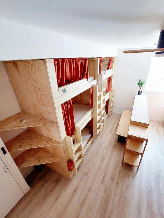 Palanda nebo palandy na pokoji v ubytování COAST - Utopy Hostel