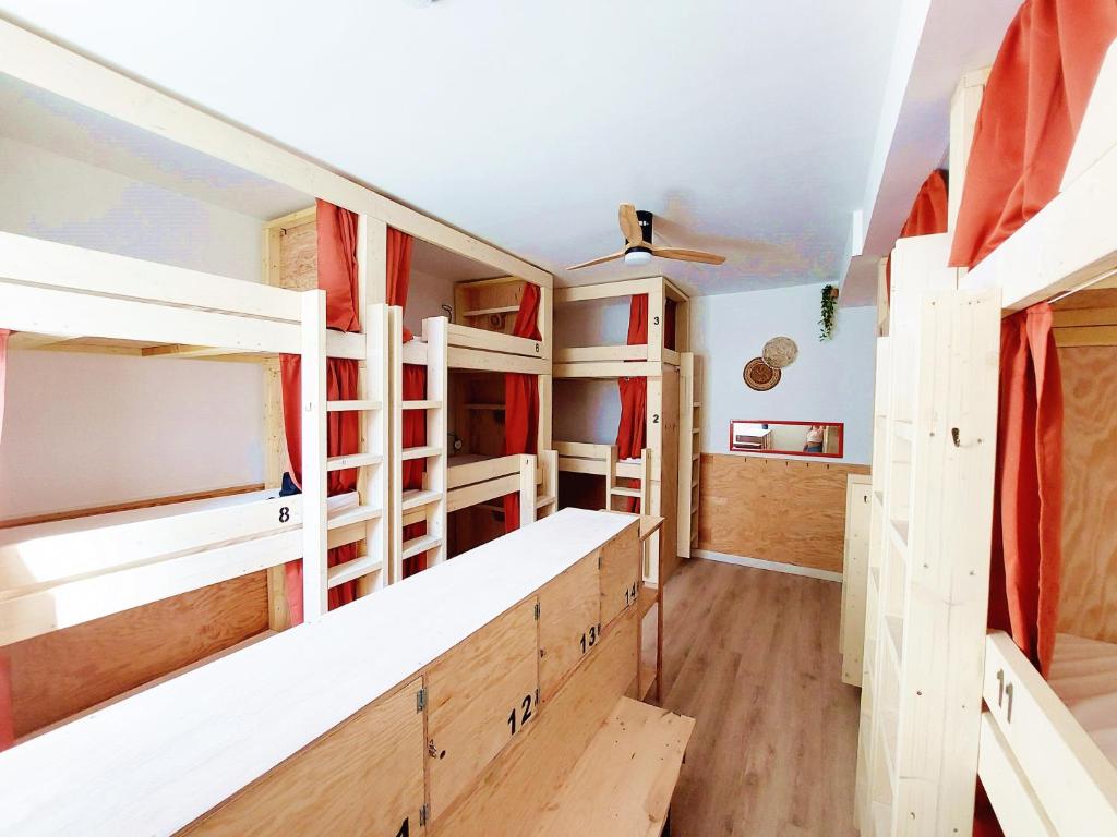 een kamer met een stapelbed en een plafond bij COAST - Utopy Hostel in Biarritz