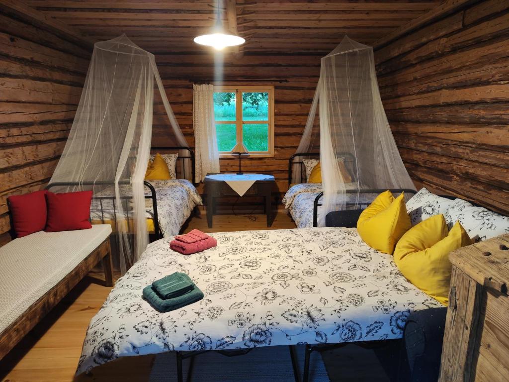 Habitación con 2 camas en una cabaña de madera en Supa talu kodumajutus 100 a vanuses aidas - avatud suvehooajal - open in summer 