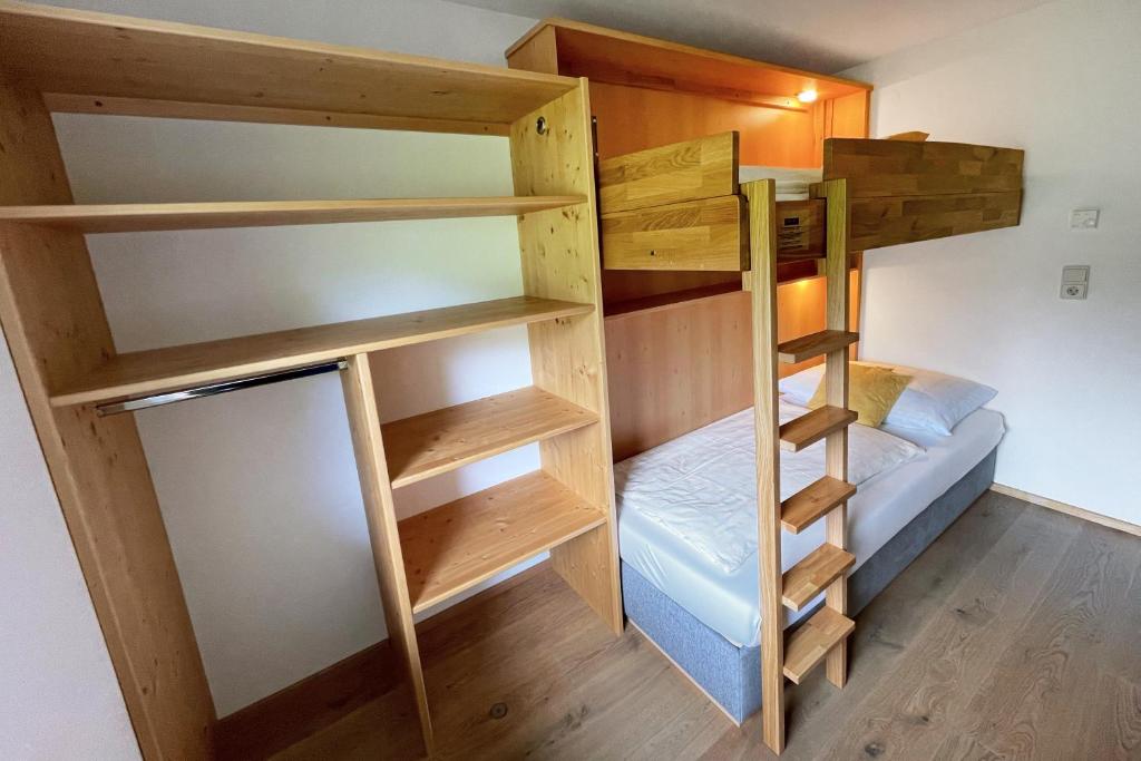 Palanda nebo palandy na pokoji v ubytování B&B Landhaus Vierthaler