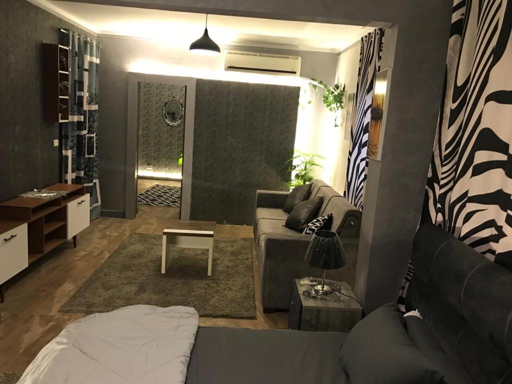 جراند ماجيك استوديو في القاهرة: غرفة معيشة مع أريكة وطاولة