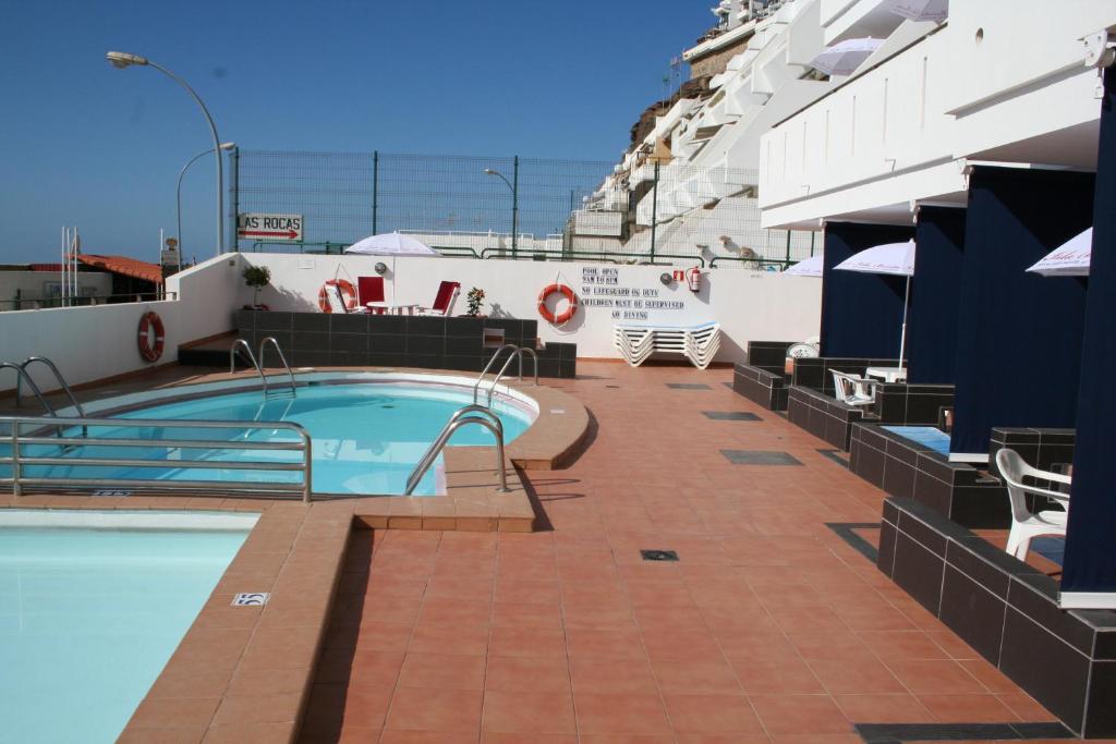 una piscina al lado de un crucero en Apartamentos Isla Bonita, en Puerto Rico de Gran Canaria