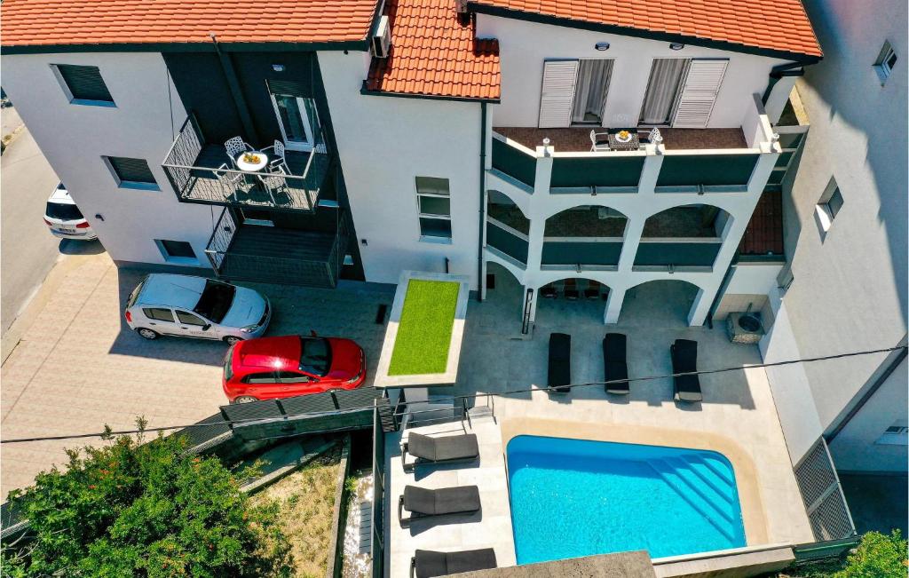 Utsikt över poolen vid Nice Apartment In Kastel Gomilica With Kitchen eller i närheten