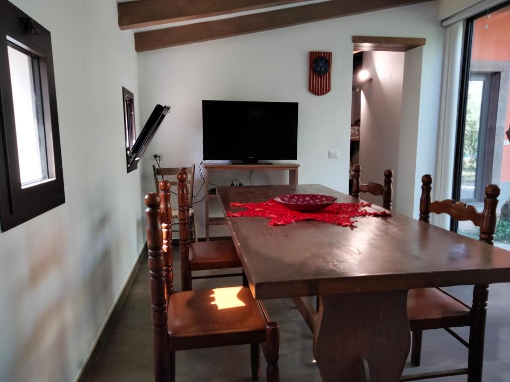 TV a/nebo společenská místnost v ubytování Cuntarati Nature Tourism - Simeto Etna