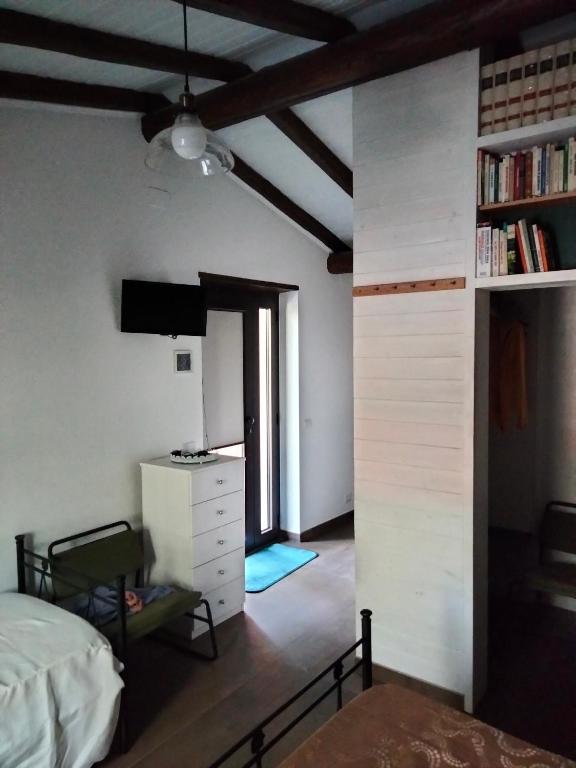 TV a/nebo společenská místnost v ubytování Cuntarati Nature Tourism - Simeto Etna