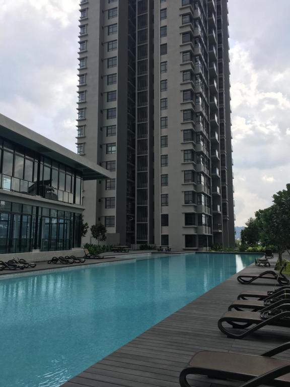 una piscina nel mezzo di due edifici alti di The Harmony at Astoria Ampang - Mountain View a Kuala Lumpur