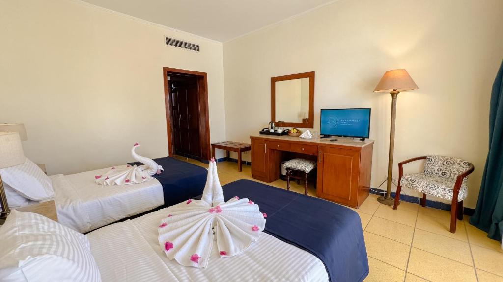 Postel nebo postele na pokoji v ubytování Sharm Reef Hotel