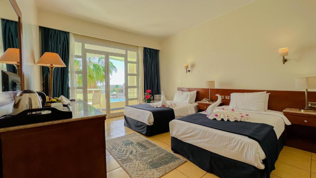 Postel nebo postele na pokoji v ubytování Sharm Reef Hotel
