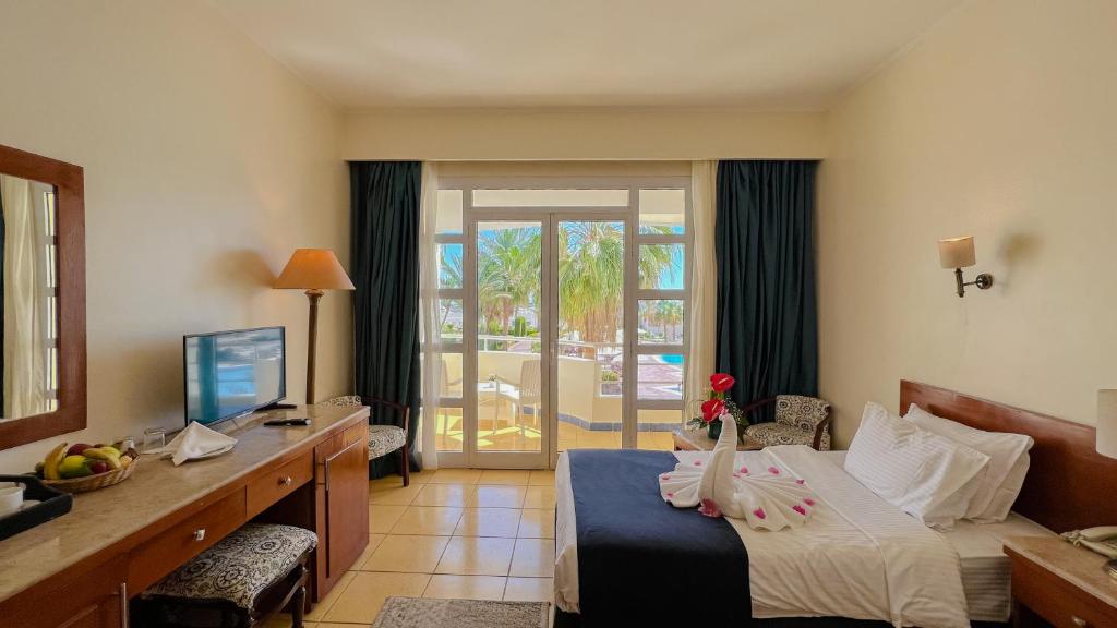 Postel nebo postele na pokoji v ubytování Sharm Reef Hotel