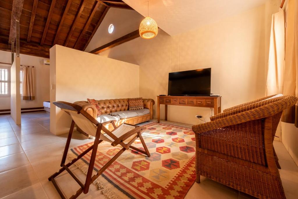 un soggiorno con divano e TV di CASA EL CAMINANTE En Getsemani a Cartagena de Indias