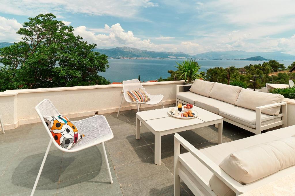 une terrasse avec un canapé, une table et des chaises dans l'établissement Apartments Ziggy Star, à Slatine