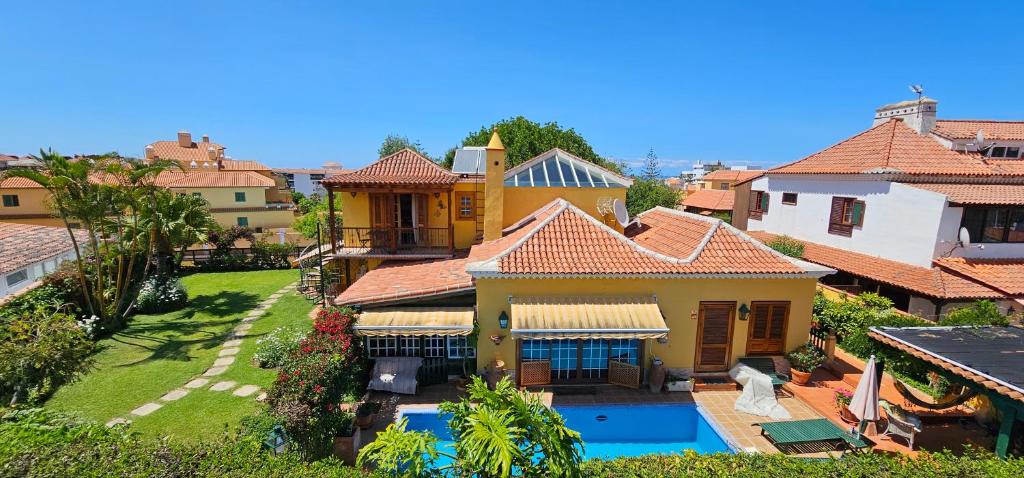 een luchtzicht op een huis met een zwembad bij Villa La Paz 2 in Puerto de la Cruz