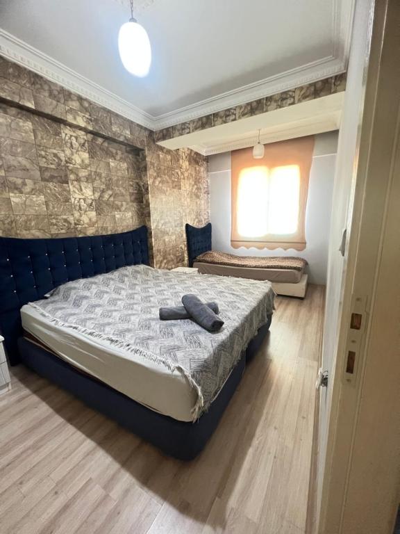 um quarto com uma cama e uma janela em kızıl apart em Buca