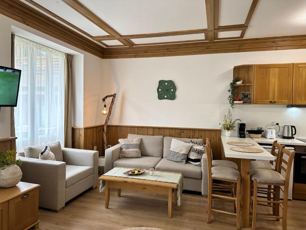 sala de estar con sofá y mesa en Pirin Golf & Spa Greenside Studio, en Razlog