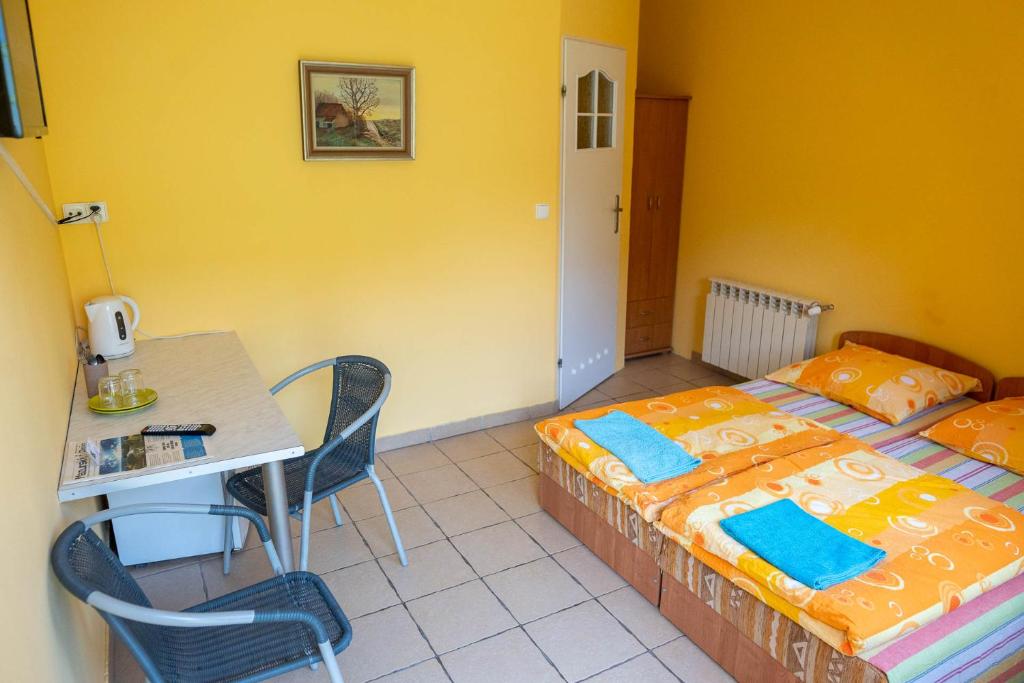 Postel nebo postele na pokoji v ubytování Na Skraju Lasu Wilkasy