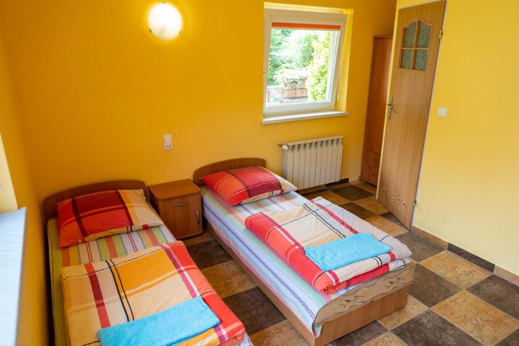 Postel nebo postele na pokoji v ubytování Na Skraju Lasu Wilkasy