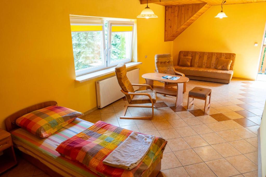 Postel nebo postele na pokoji v ubytování Na Skraju Lasu Wilkasy