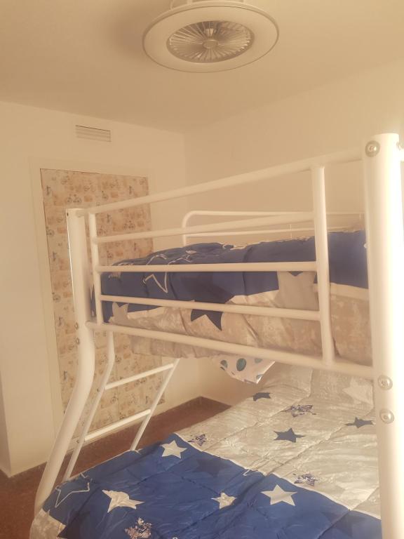 Playa de GandiaにあるCancúnの二段ベッドが備わるドミトリールームのベッド1台分です。