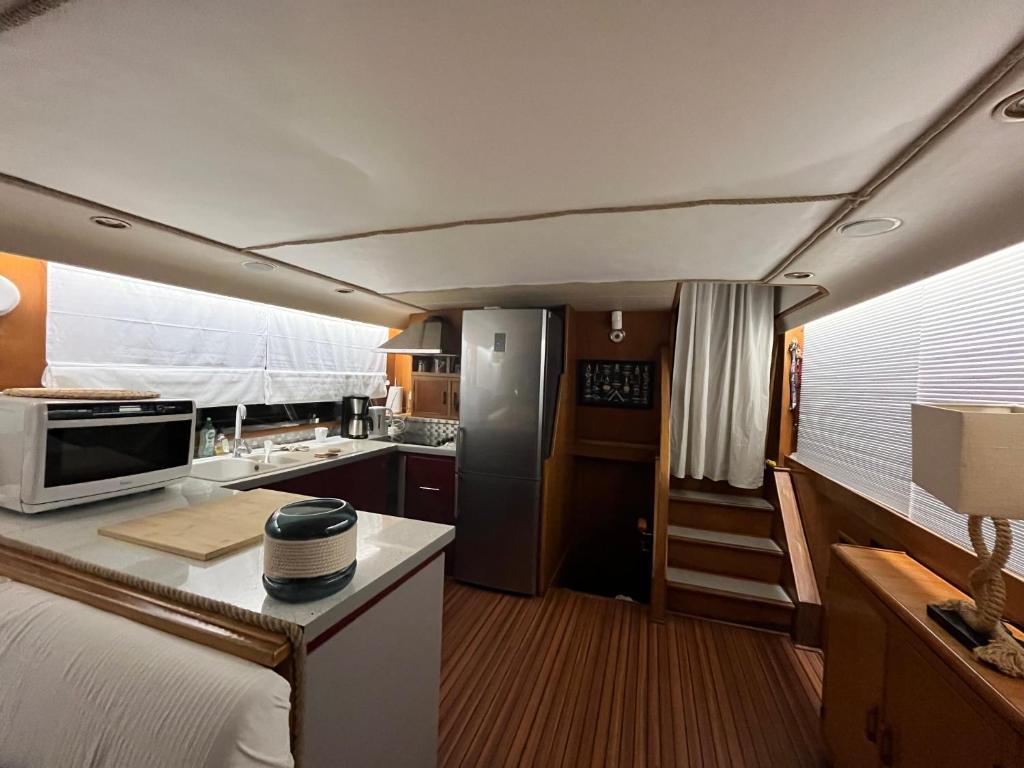 Kuchyň nebo kuchyňský kout v ubytování Navi Yacht à Sète, 2 à 8 couchages, privatif