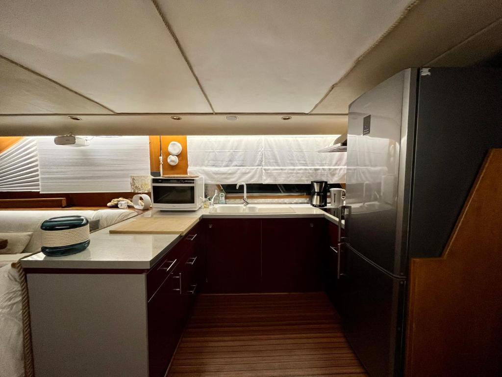 Kuchyň nebo kuchyňský kout v ubytování Navi Yacht à Sète, 2 à 8 couchages, privatif
