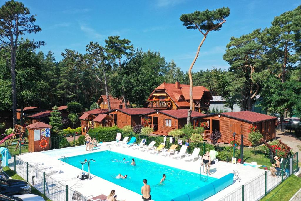 een zwembad in een resort met mensen erin bij OW ZŁOTA PLAŻA in Mielno