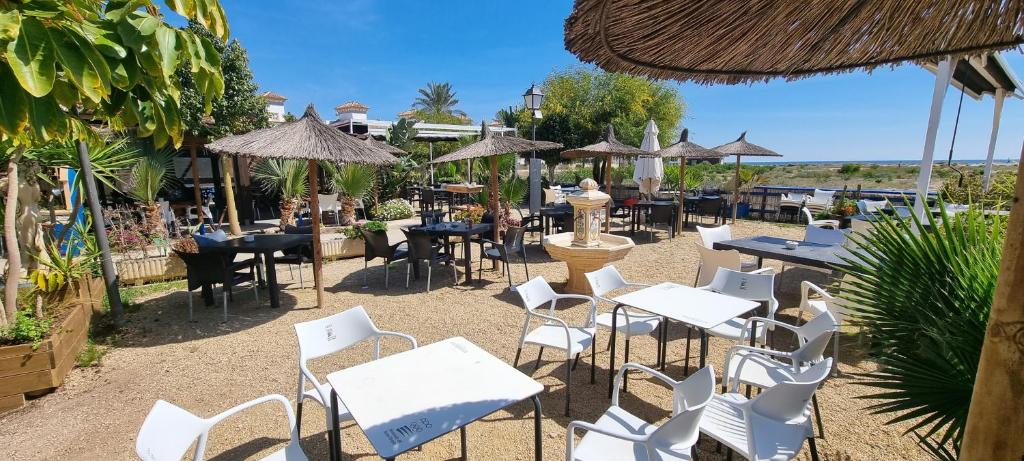 Restaurace v ubytování Homes of Spain, Apartamentos Paraíso Vera Playa, Fatu Hiva, Bajo A con piscina privada en jardín privado, PRIMERA LINEA de PLAYA, WIFI