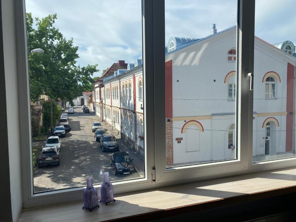 ein Fenster mit Blick auf eine Stadtstraße in der Unterkunft Õhtu Põik 4 City Center Apartment in Pärnu