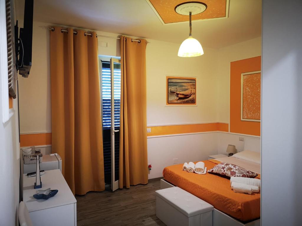 Łóżko lub łóżka w pokoju w obiekcie La Casa di Alfonso